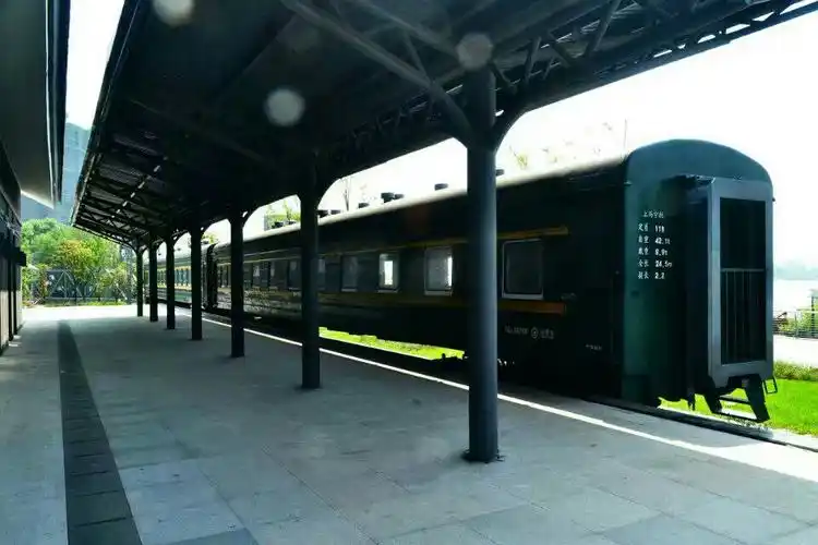 绿色火车车厢,老式火车站台