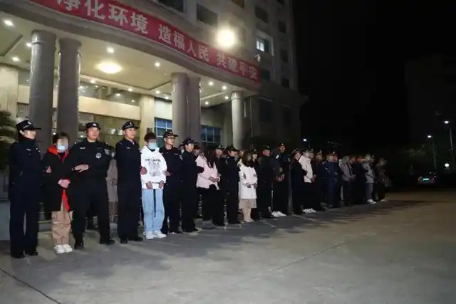 大快人心!覃塘警方摧毁一个电信网络诈骗窝点,抓获20名电诈嫌疑人!