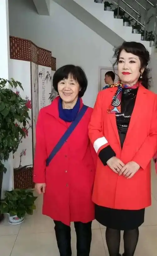 和著名二人转演员董伟拍碧尔康净水机广告合影