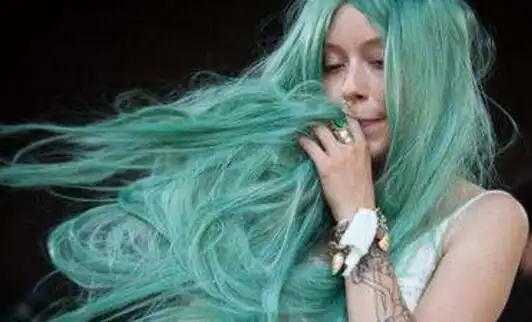 女生偏青色系染发图片 来看青色染发好不好看