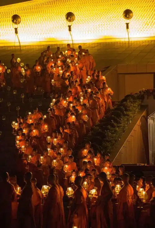 泰国庆祝万佛节僧人打坐场面蔚为壮观组图68