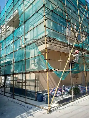 现场管理人员4人, 施工作业人员:架子工18人,外墙批灰18人,喷涂工24人