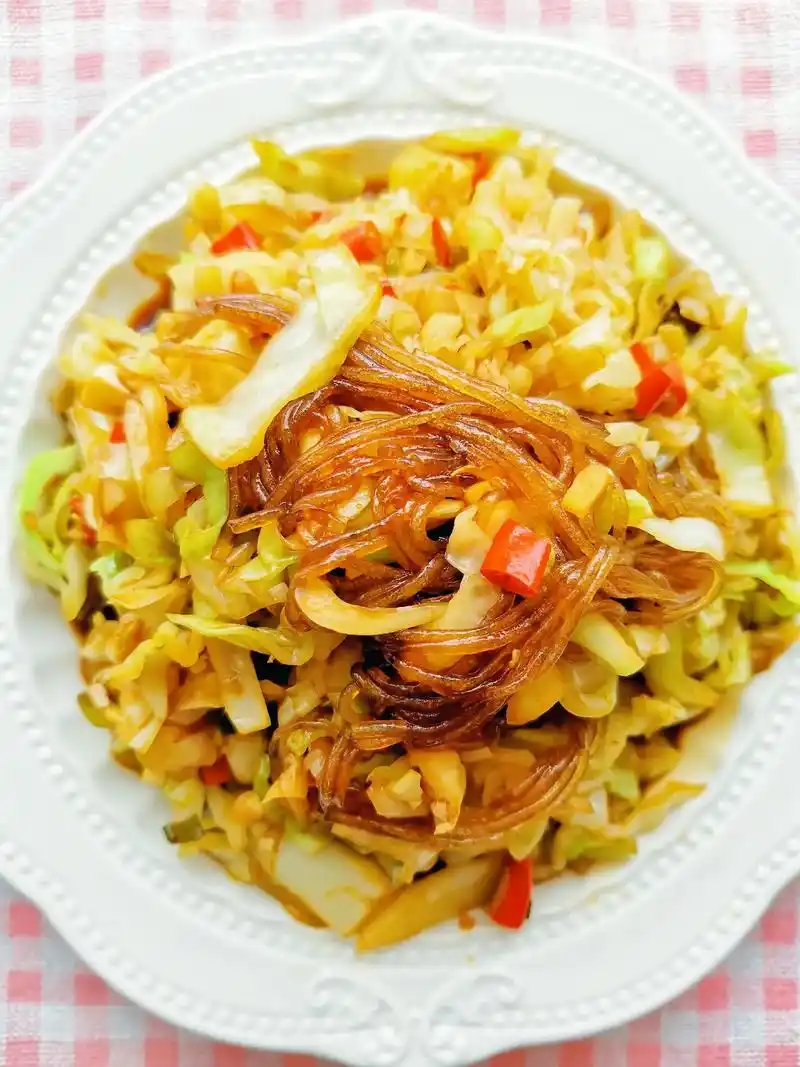下饭菜天花板!包菜炒粉丝～吃不腻的包菜炒粉丝,配上大米饭,吸 - 抖音