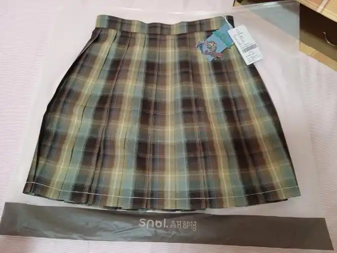 朋友送的裙子,我不是jk圈的所以不穿,自带价来吧,我也不知道多少钱