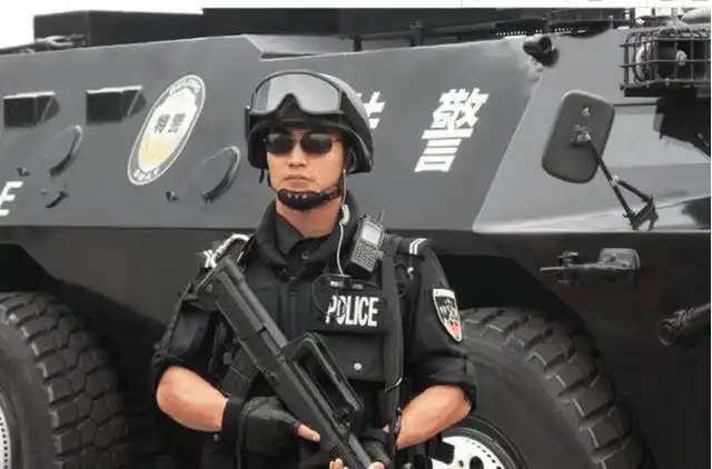 在执行任务的时候,为什么特种兵在脸上抹油彩,而特警却带面罩?