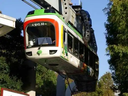 中国首列悬挂式单轨列车在成都挂线,上班上学的途中也可欣赏沿路的