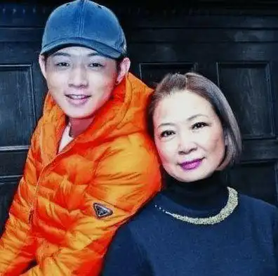 "悲情女人"仲小萍,爱火风,护霍尊,最后被辜负,30年不敢再婚