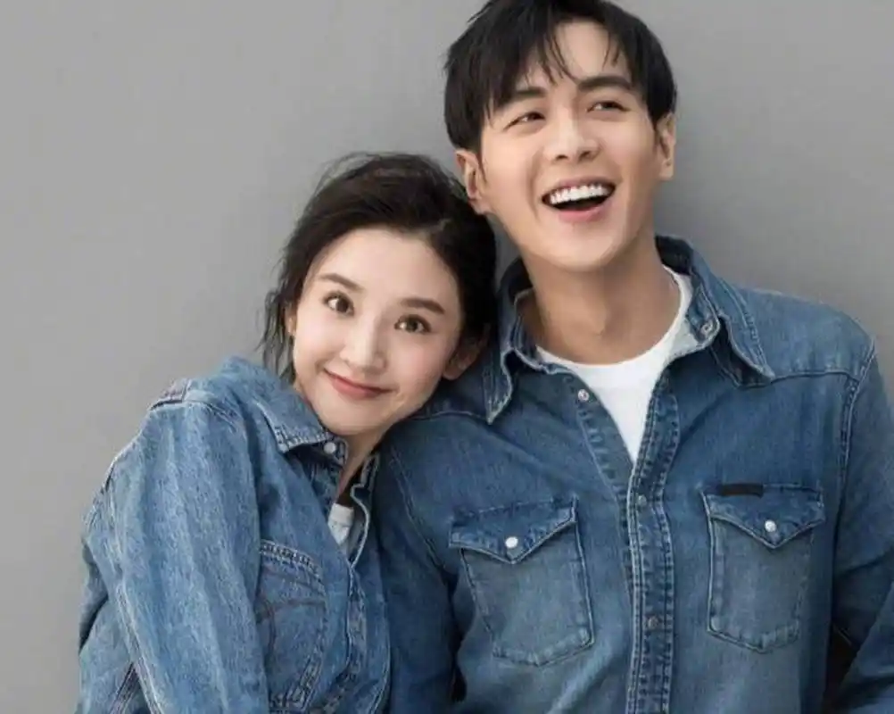 今天我要和大家谈一谈张若昀和唐艺昕的一组杂志照片,这组照片让网友