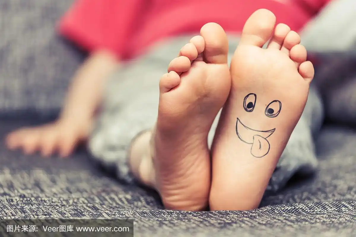 孩子们的脚上画着笑脸
