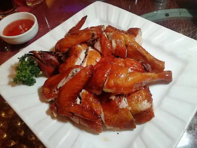 江英鸡美食节,除了准备各式烹调的江英鸡全鸡宴让游客食到"返寻味",还