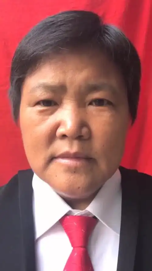 这个视频火了,50岁大妈拍证件照,下一幕看一次笑一次!