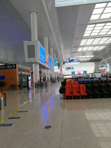 昆明南站候车大厅很宽大漂亮的