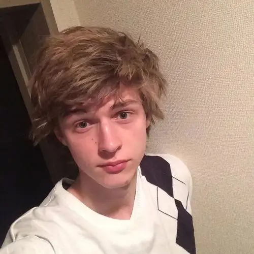 自拍水准大概在及格线左右徘徊,但是因为真实所以可爱极了.