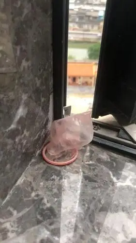 恶心!潮汕某小区住户多次往下抛用过的安全套,还有