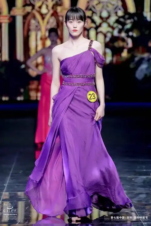 我校学生在第六届中国大学生服装模特大赛中荣获佳绩