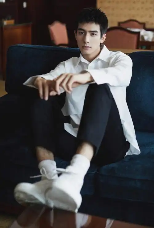 宋威龙穿白色上衣青春阳光,谭松韵百变风格,变身俏皮少女