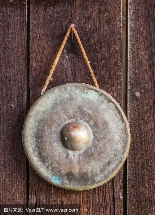 挂在木墙上的老锣