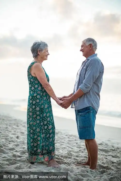 老年夫妇牵手