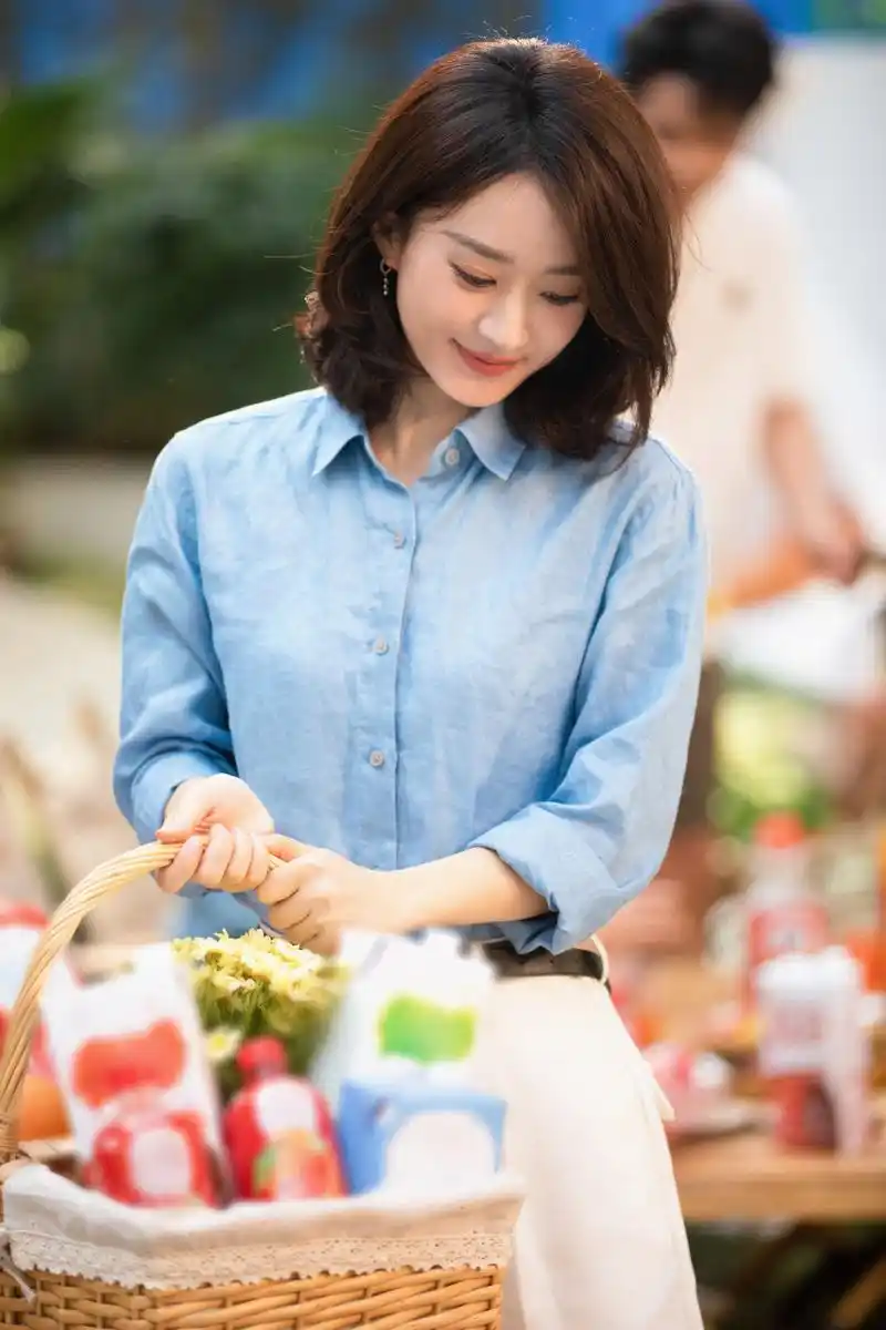 大明星赵丽颖最新剧照,悠闲地在果园采橘子,然后榨汁喝,举止优雅,不愧