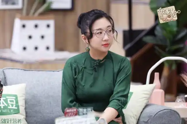 谁说胖女人不能穿旗袍奇葩说辩手傅首尔一袭绿色旗袍端庄知性