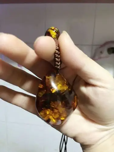 天然琥珀重29克人工优化爆花请问现在市场上收购价是多少?