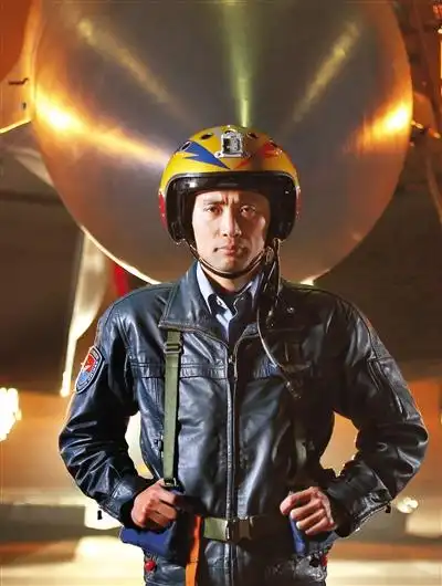 蒋佳冀:空军首位双料"金头盔"