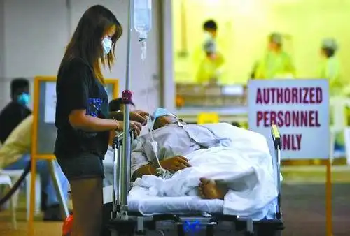 2003年新加坡sars暴发期间,一名患者在医院接受治疗.