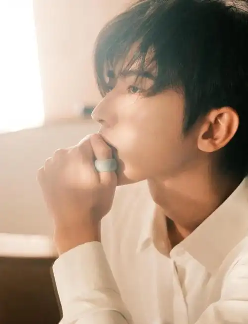 蔡徐坤黑色长斗篷造型尽显优雅诠释诗意风尚