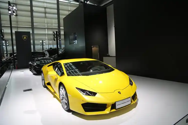 当奢华邂逅兰博基尼的灵魂时,即缔造出huracán这一完美杰作.