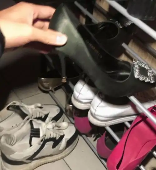 隔壁新搬来一女邻居鞋子总是堆门口辣眼睛拍照给大家瞅瞅