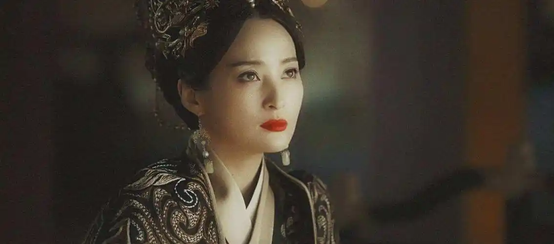 何晴最后一部戏是2015年的《女医明妃传》,演孙太后,这时候时51岁