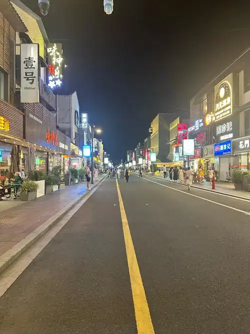 商业街的热闹时光