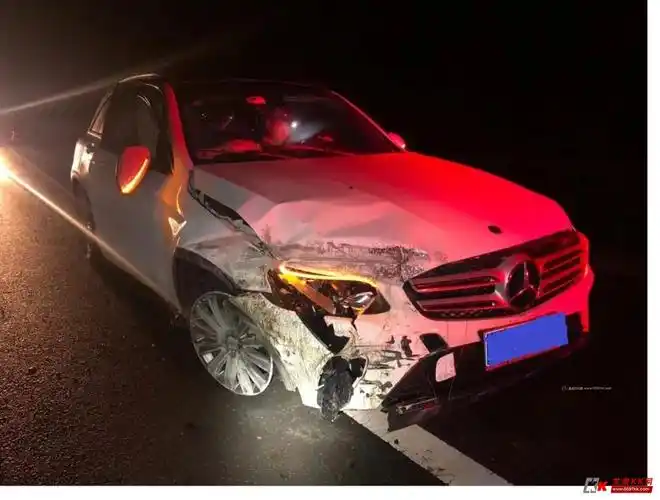 这辆奔驰,在漳平高速境内撞护栏.只因胎面问题