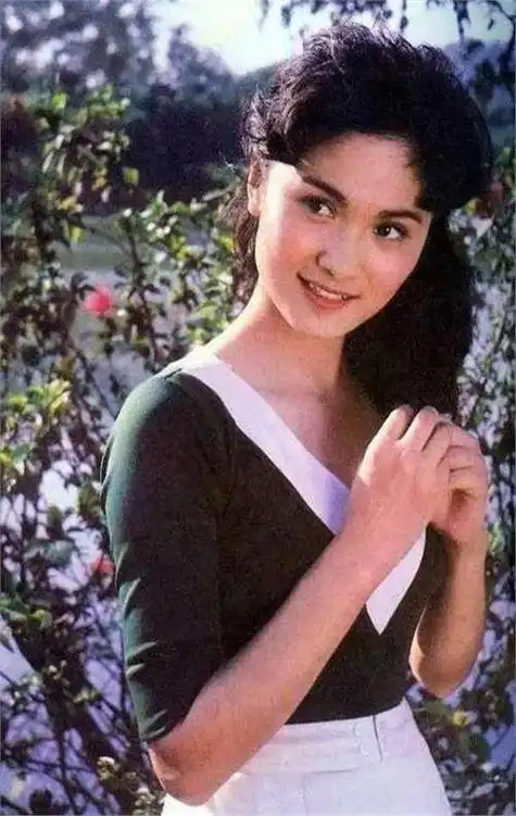 她曾是央视美女主持人,嫁家世显赫的丈夫,离婚后却成了知名画家