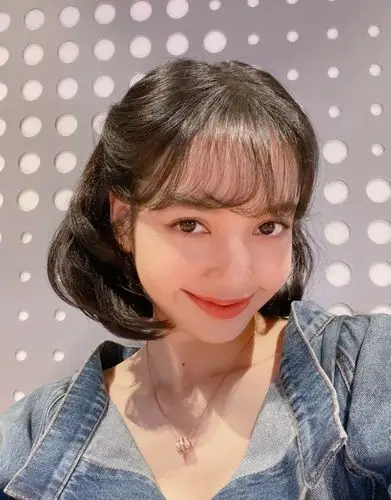 lisa最新视频曝光,新造型引争议,网友:刘海造型麻烦半永久