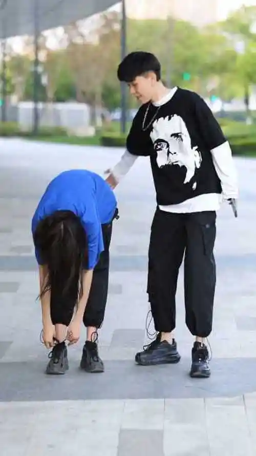 这个故事告诉我们系鞋带一定要蹲着