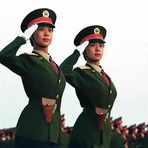 芳华女兵的军礼:展现华夏巾帼军人风采,诠释钢铁意志和铁血军魂