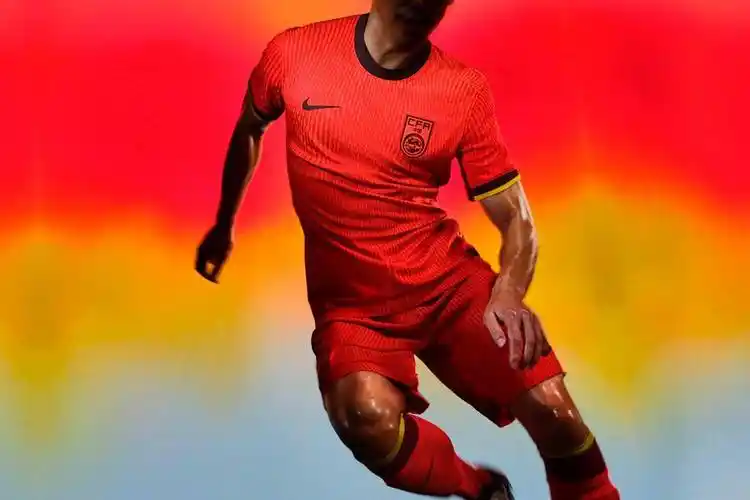 中国足球国家队发布2024/2025赛季主客场球衣