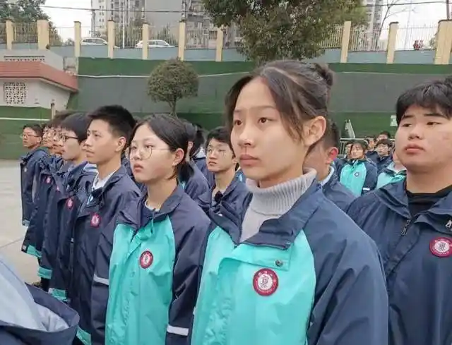 重庆市鱼洞中学校高一学子迎着春风吹响军训号角