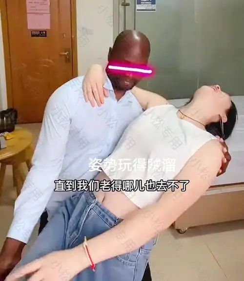 女子跟黑人老公秀恩爱搭肩摸腰好不快活女子老公力气比较大