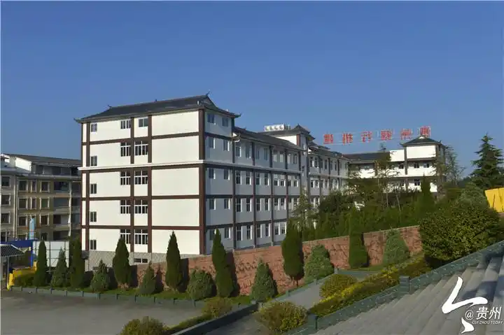 一定要亲手摸一摸教学楼的白墙青砖,他才感觉踏实.