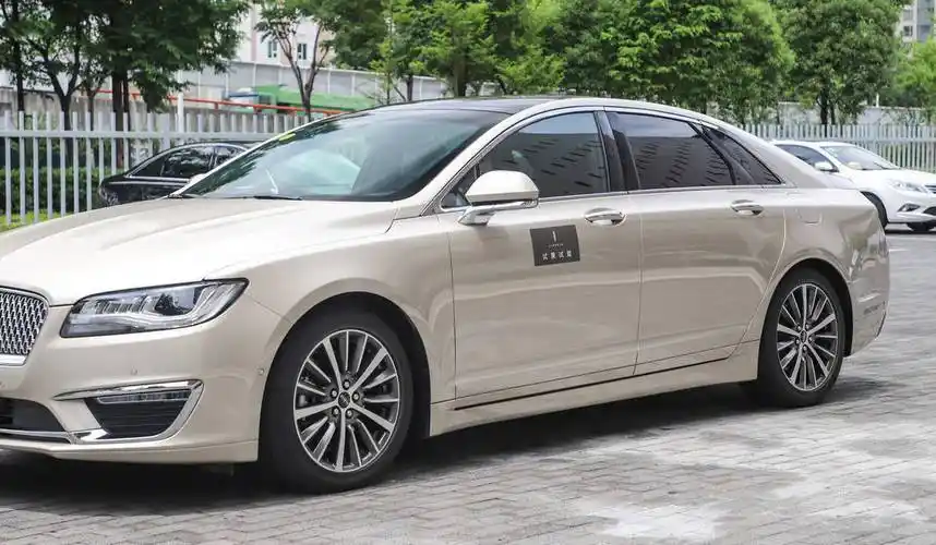 林肯mkz的外观看上去非常大气,镀铬进气格栅显得十分精致_搜狐汽车