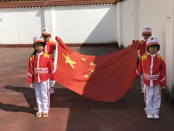 看!我们的小小升旗手!cool!