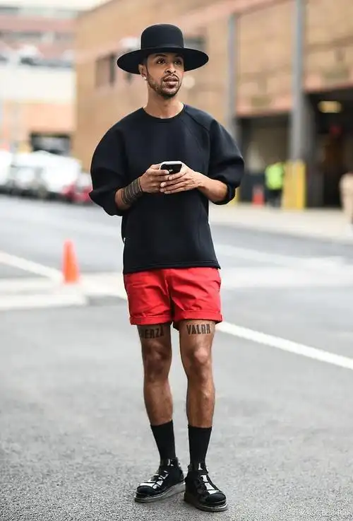 时尚黑色t恤的完美搭配之道——展现个性魅力的裤子选择!