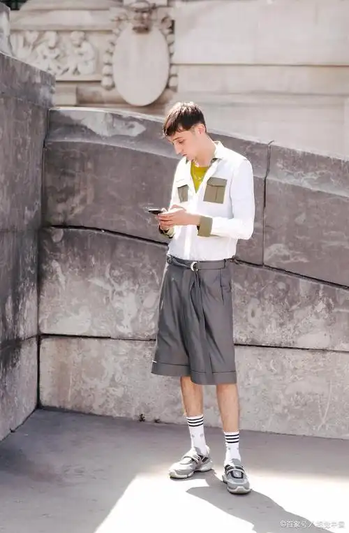 下面就为大家推荐几种适合夏季帅气男生穿搭.