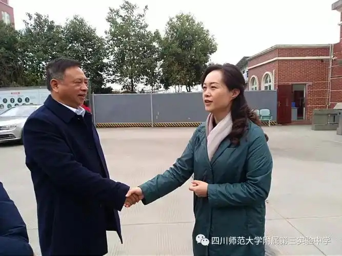 大邑县人民政府副县长薛燕到师大三中视察工作