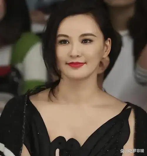 莫小棋一脱成名虽然没有大红大紫但却成了星座女神