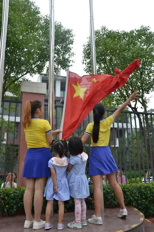 升国旗 行注目礼