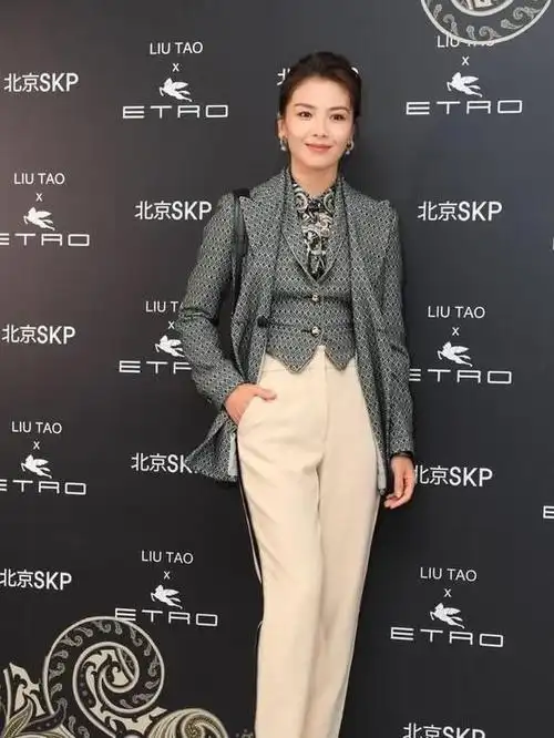 刘涛穿衬衫混搭阔腿裤显小了20岁都不止网友下次我也这样穿