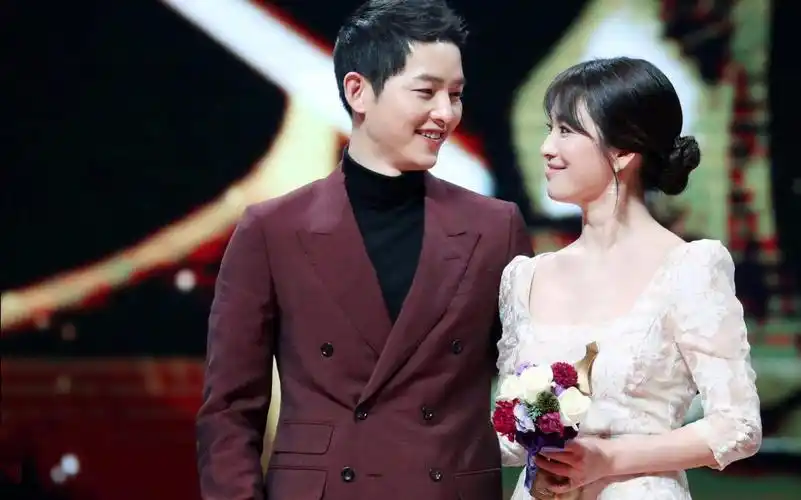 双宋结合很现实宋慧乔是富婆宋仲基是霸道总裁